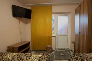 Гостиница Рафаэль Пляхо Трехместный номер эконом-класса с общей ванной комнатой-3