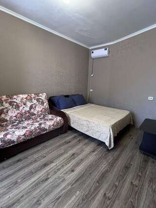 Гостиница Рафаэль Пляхо Трехместный номер «Комфорт» с душем-1