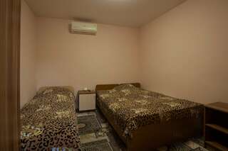 Гостиница Рафаэль Пляхо Трехместный номер эконом-класса с общей ванной комнатой-1