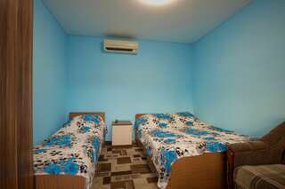 Гостиница Рафаэль Пляхо Трехместный номер эконом-класса с общей ванной комнатой-2