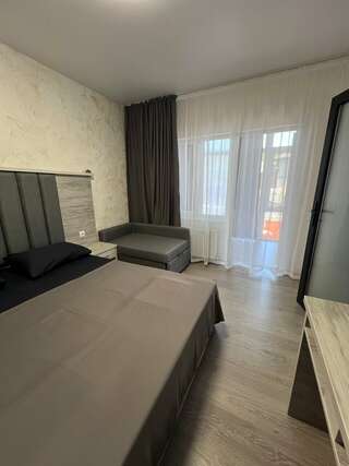 Гостиница Рафаэль Пляхо Семейный номер с балконом-1