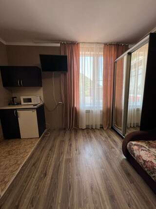 Гостиница Рафаэль Пляхо Трехместный номер «Комфорт» с душем-4